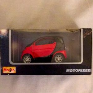 Maisto 21103 Smart Car Motorized Red & Black NIB